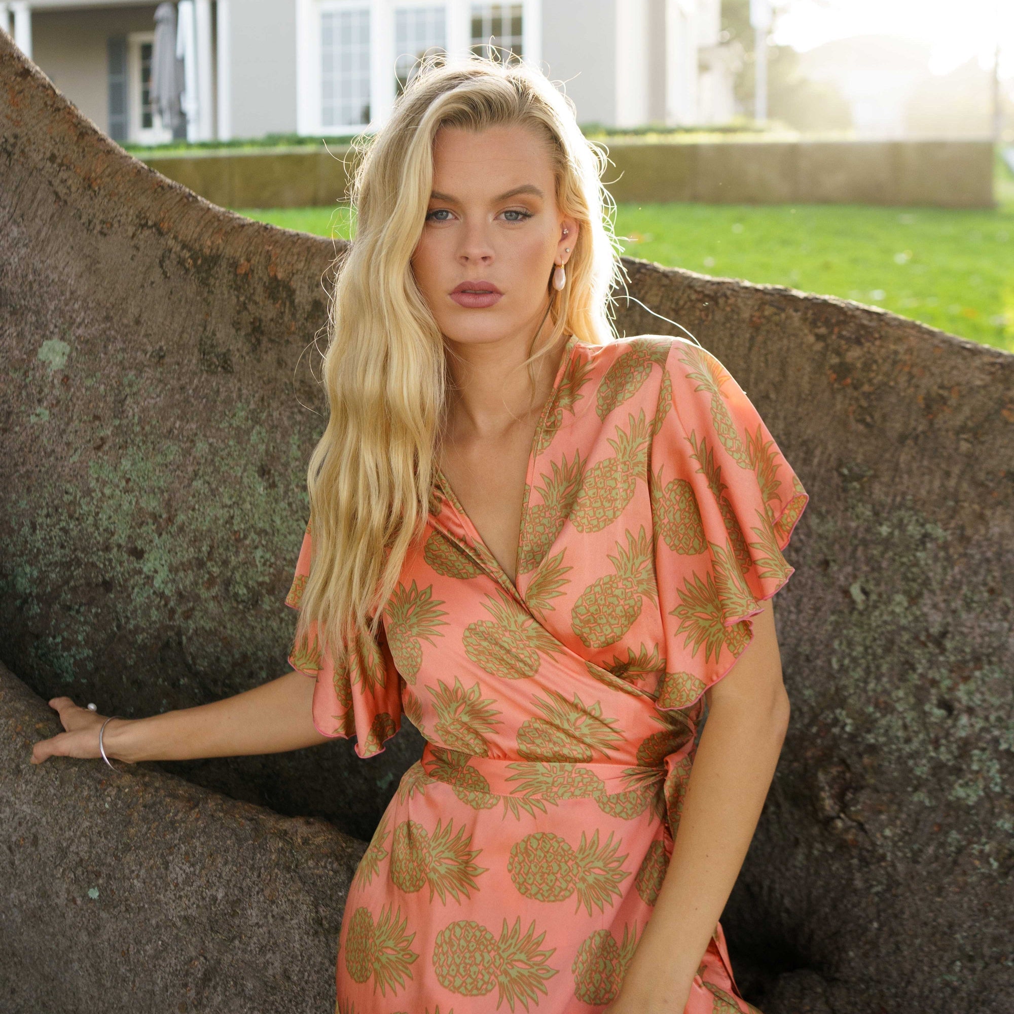 [et cetera] WOMAN L'il Sista Short Sleeve Wrap Dress with Ruffle Hem – silk